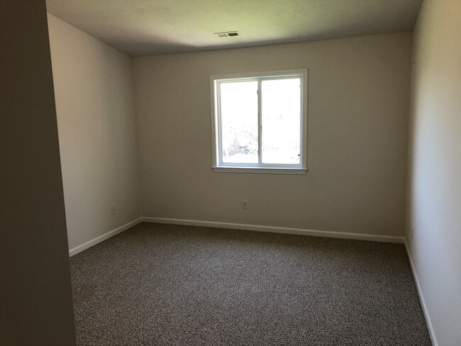 Spacious bedrooms - 806 Carom Cir