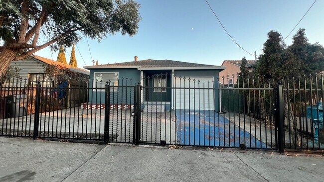 Building Photo - Updated 3 Bed 2 Bath House in Oakland - Av...