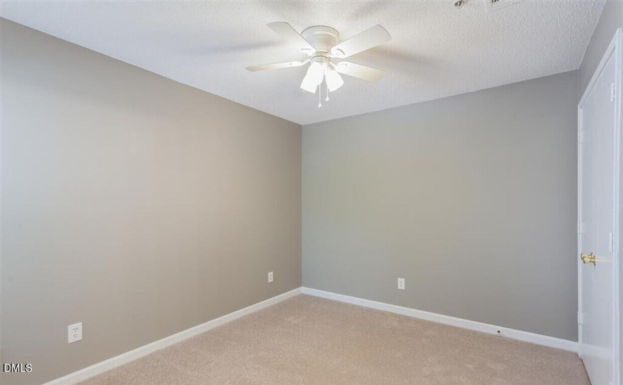 Building Photo - 4 Bed 4 Bath Condo Available for Late July Move in! Washer/Dryer Included! Parking included!