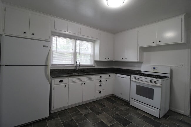 Building Photo - 3 Bedroom 1 Bath House In Mission Kansas