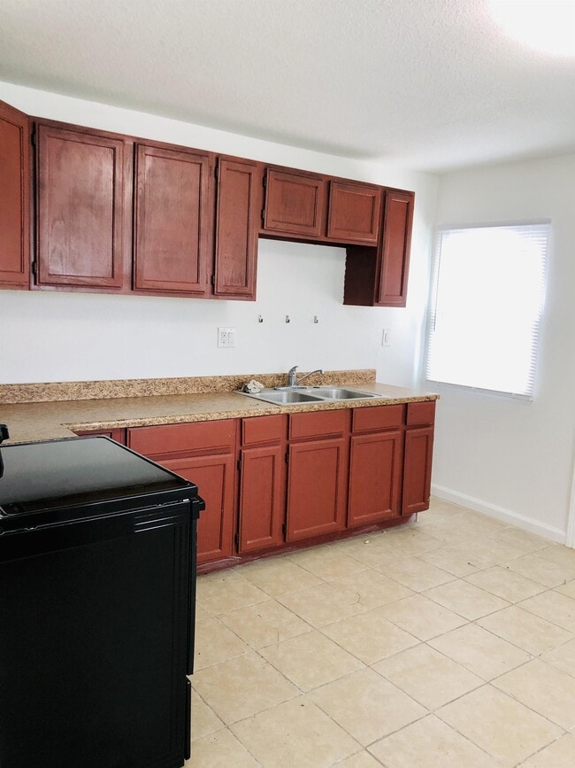 Building Photo - 3400 Victoria Dr