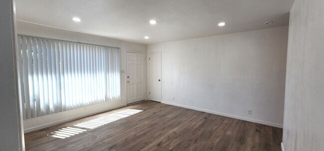 Building Photo - Large and Lovely Fully Renovated 2 Bedroom...