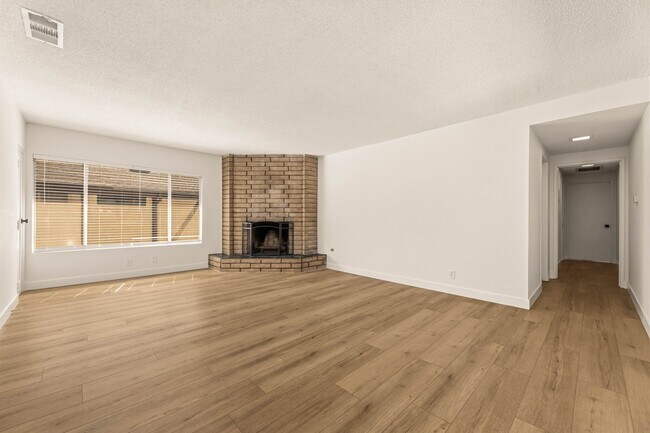 Foto del edificio - 100 N El Molino St