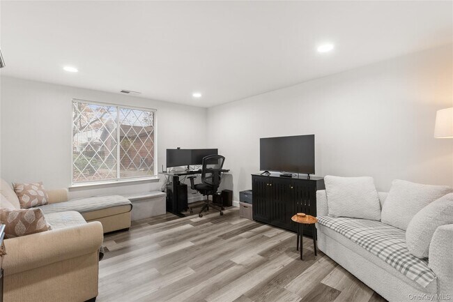 Foto del edificio - 87 Birchwood Rd