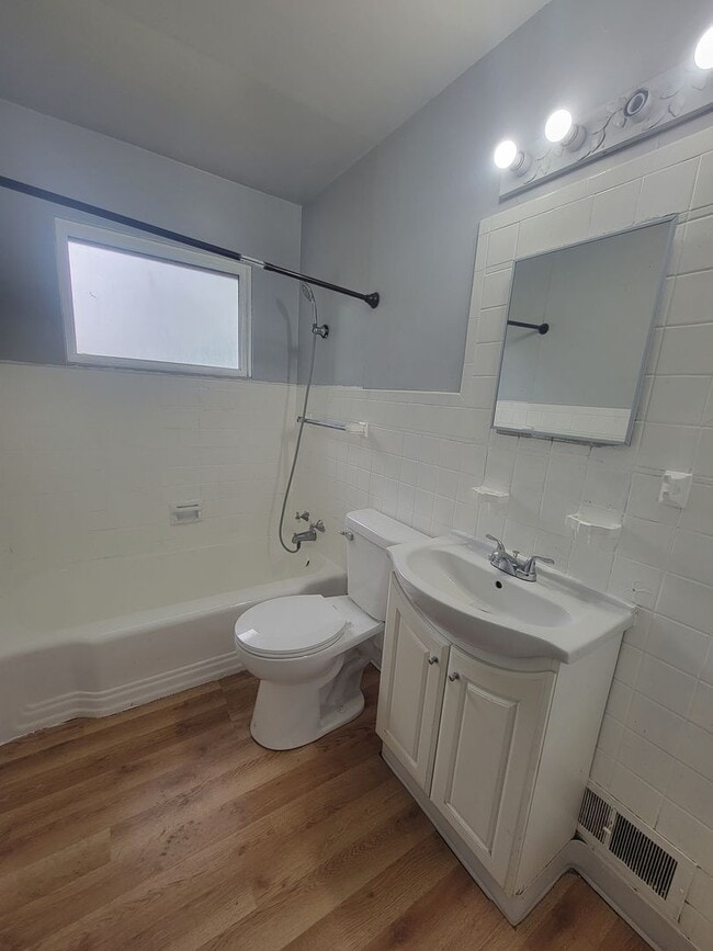 Building Photo - 3 Bedroom / 1.5 Bathroom House with Garage