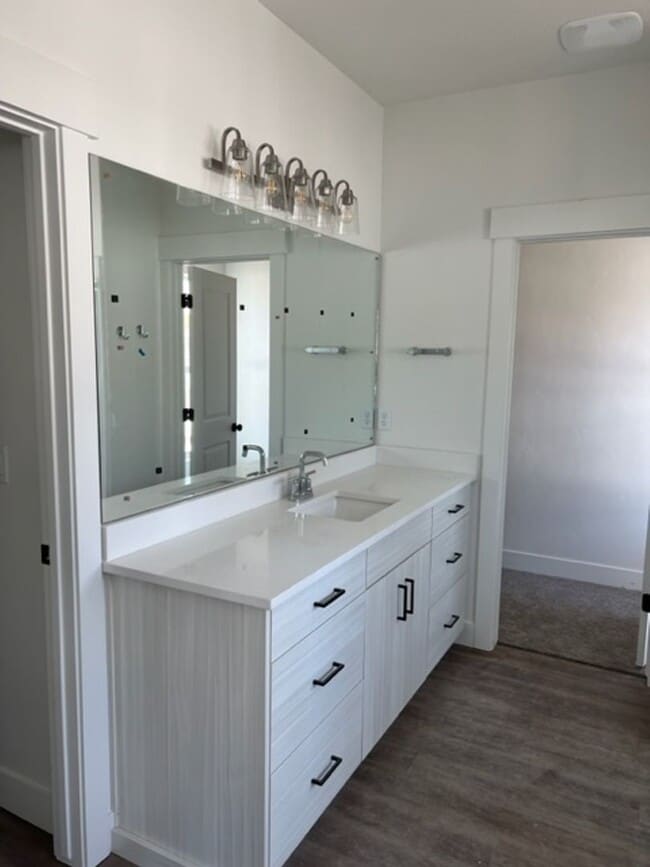 Building Photo - Beautiful 2023 New construction end unit w...