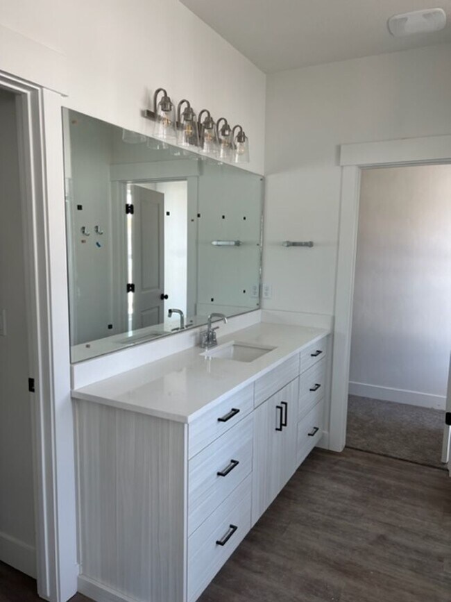 Foto del edificio - Beautiful 2023 New construction end unit w...