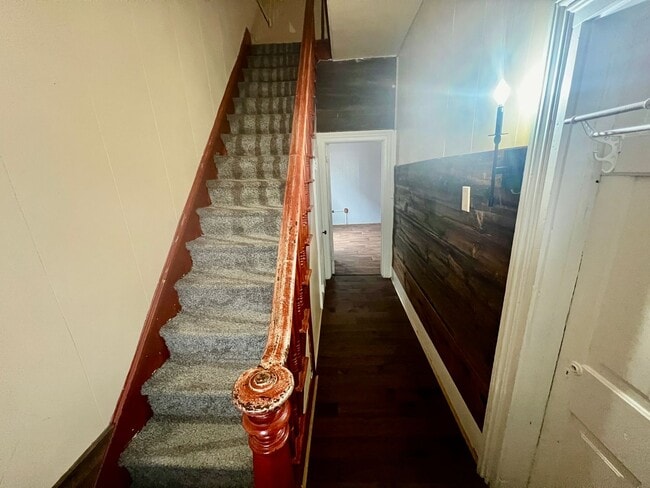 Building Photo - Dog Friendly, 3 Bed 1 Bath Single Family Home with Beautiful Hardwood Floors and Fenced Yard!!