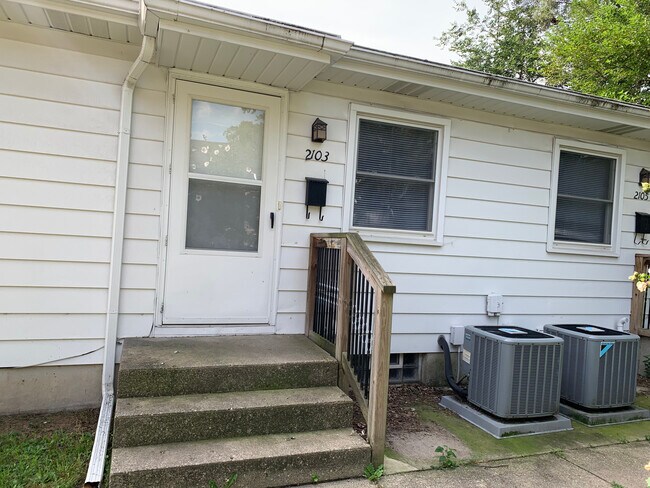 Building Photo - 2105 De Hoop Ave