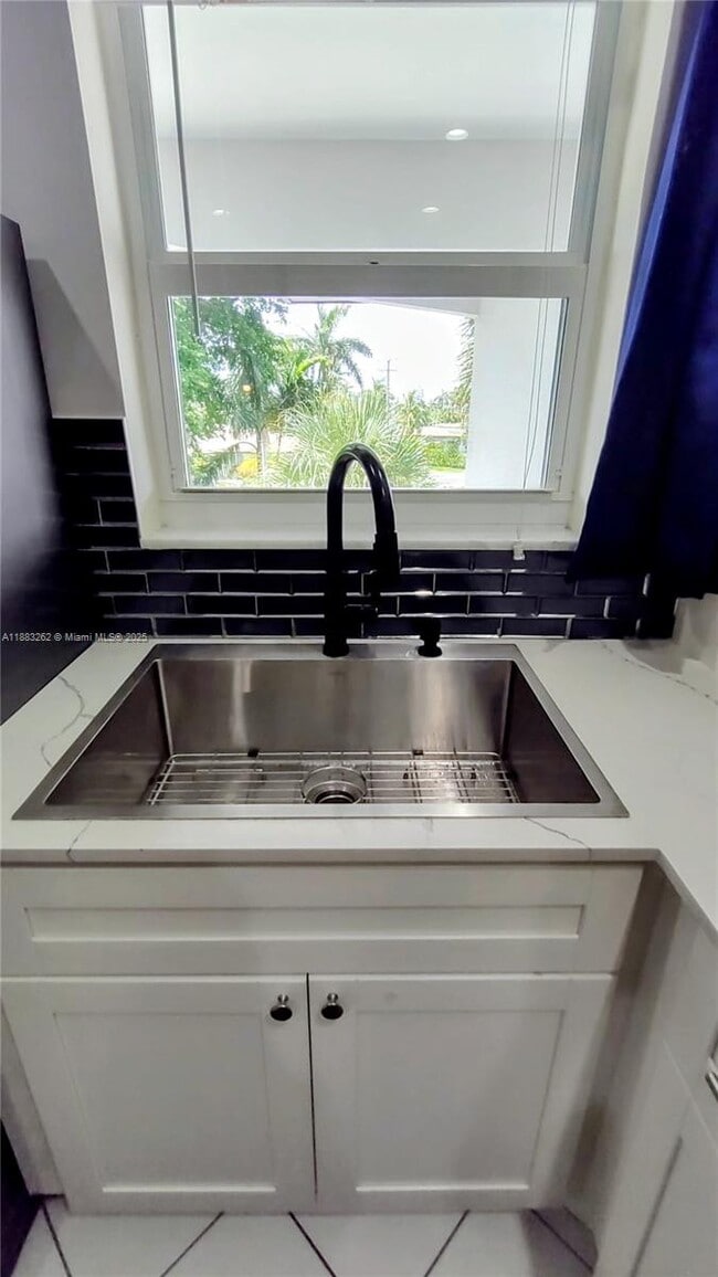 Building Photo - 501 Blue Heron Dr