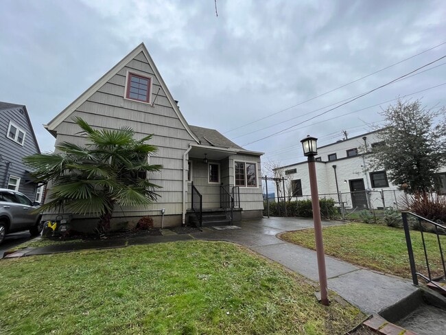 Building Photo - Charming 3 Bed + 1.5 Bath Home in NE Portl...