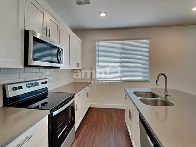 Foto del edificio - 8839 N 171st Dr