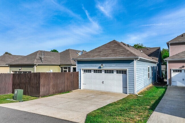 Foto del edificio - 2437 Duxbury Dr