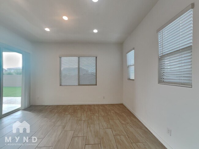 Building Photo - 9917 E Thistle Ave