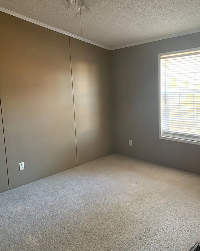 Building Photo - NEW LISTING!!!!!
