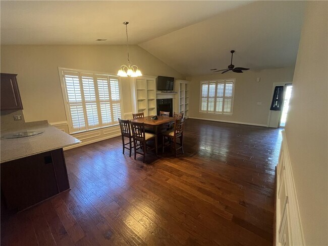 Foto del edificio - 102 Mcleod Dr