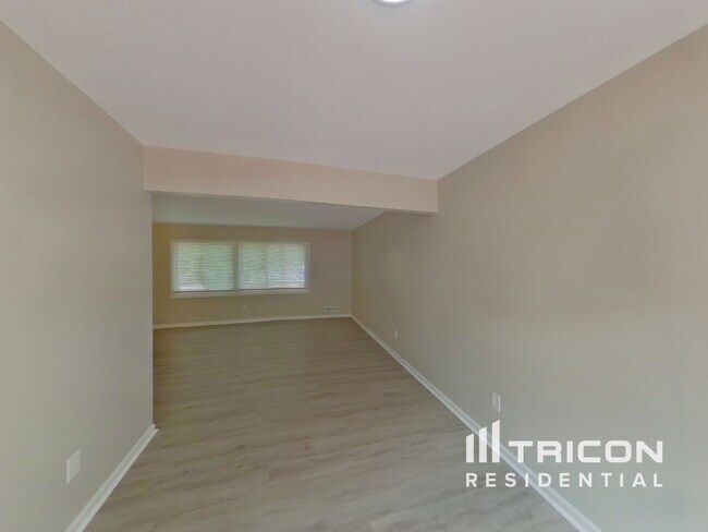 Foto del edificio - 12235 Hillsboro Ave