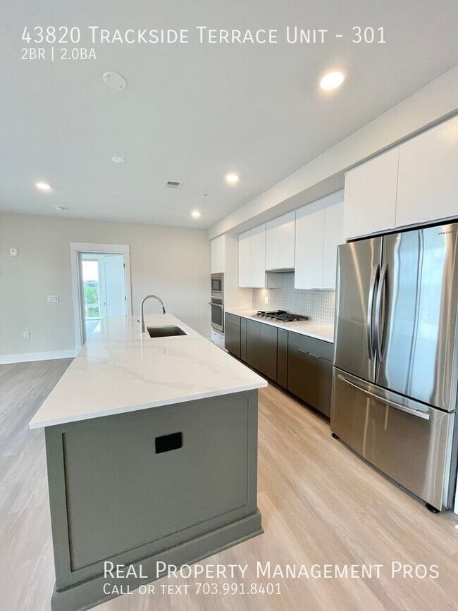 Building Photo - Brand New Luxury 2 Bedroom + Den Garage Co...