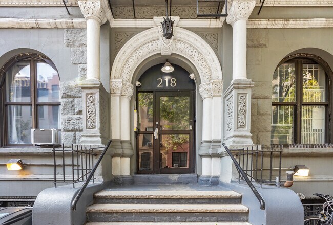 Entrada - 218 W 22nd St