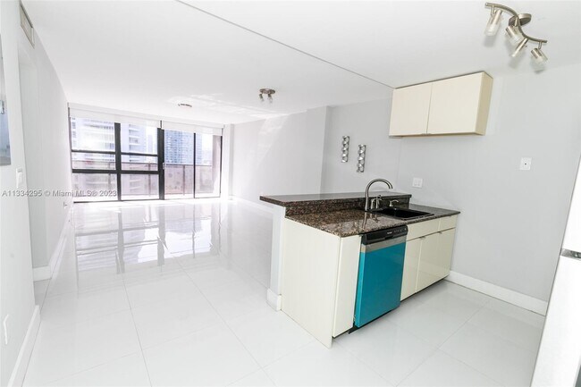 Foto del edificio - 600 NE 36th St
