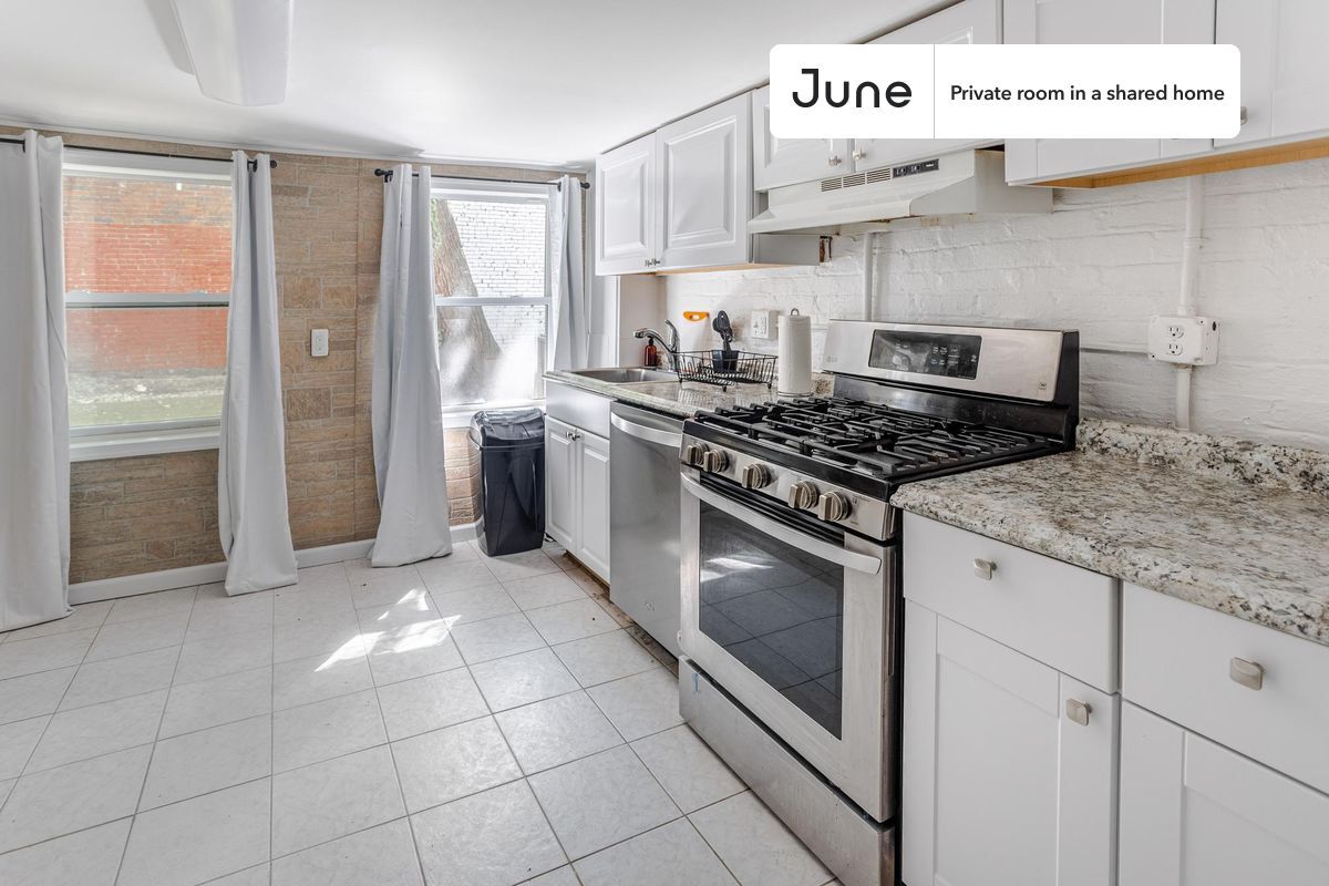 Private bedroom in 5 bed/2 bath Home Apartment for Rent in Washington