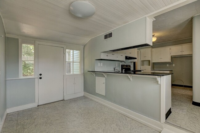 Building Photo - Charming 2-Bedroom Home with Granite Kitch...