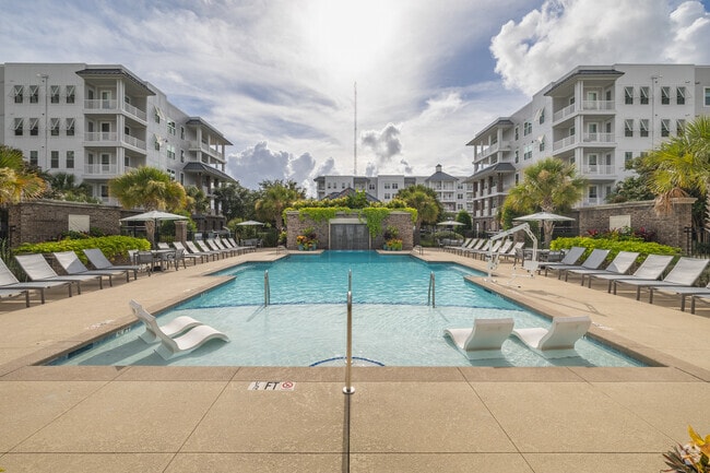Pool - Bridgeside at Patriots Point