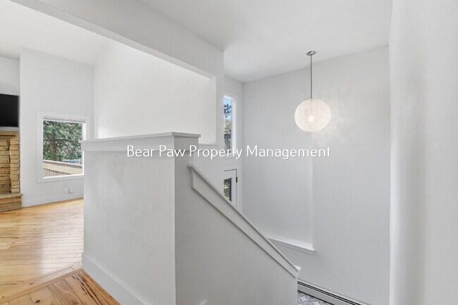 Foto del edificio - "Charming North  Evergreen Townhouse" "