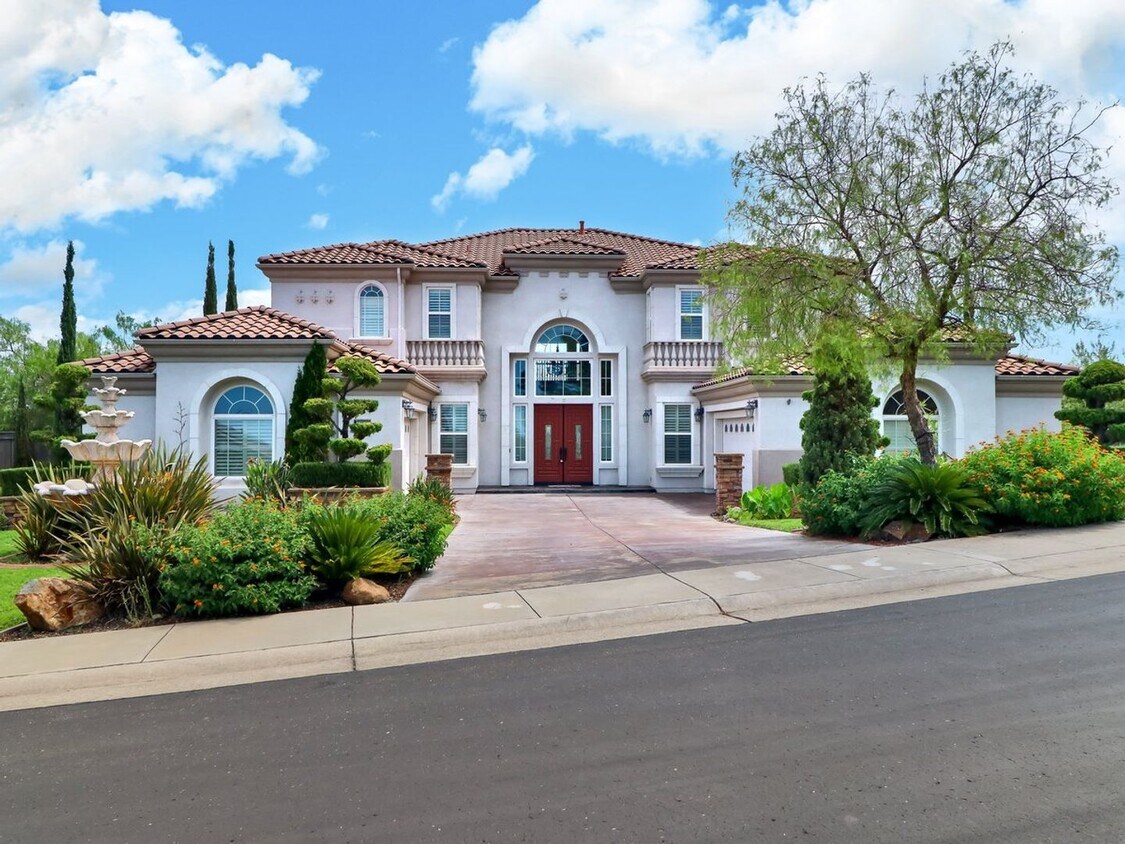 Primary Photo - Beautiful custom home in The Promontory in...