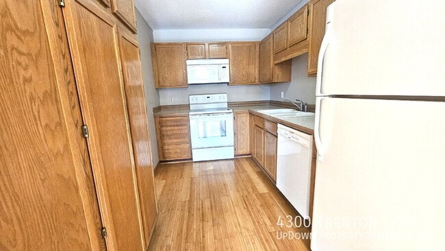 Foto del edificio - 4300 Trenton Ln N