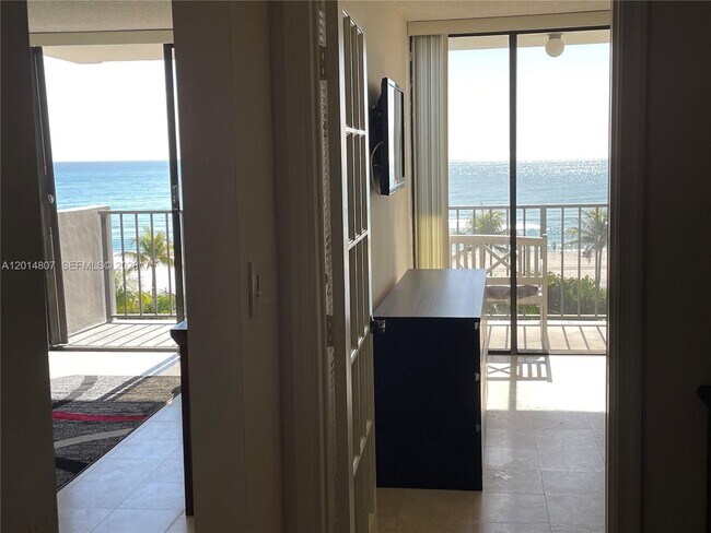 Foto del edificio - 2625 Collins Ave