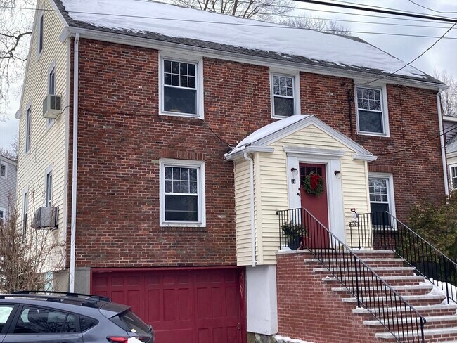 Foto del edificio - 14 Paul Revere Rd