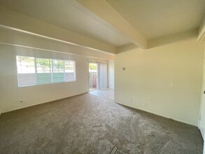 Building Photo - 240 Holly St