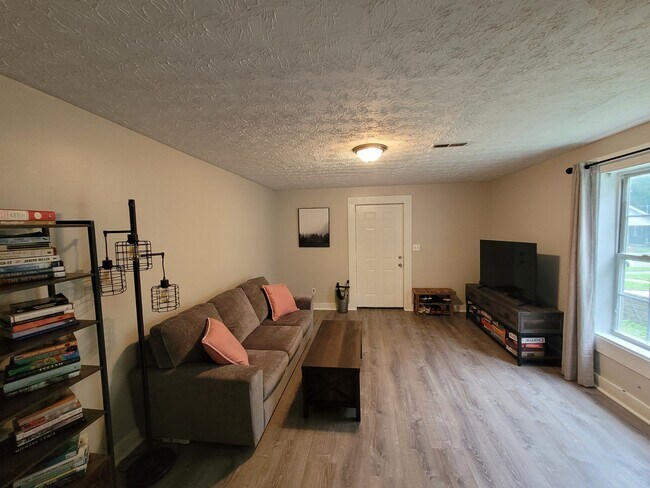Foto del edificio - 2455 Woodbine Ave