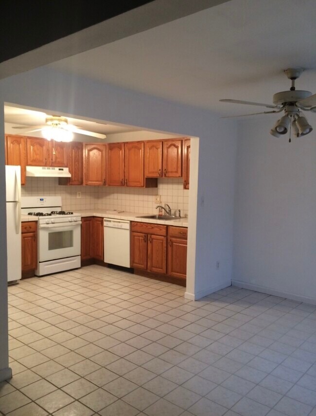 Cocina grande - 62 Country Club Ln