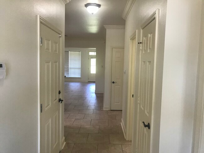 Entrada - 37150 Woodgate Ave