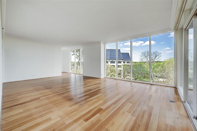 Foto del edificio - 121 N Post Oak Rd