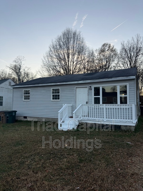 Building Photo - 704 Pine St