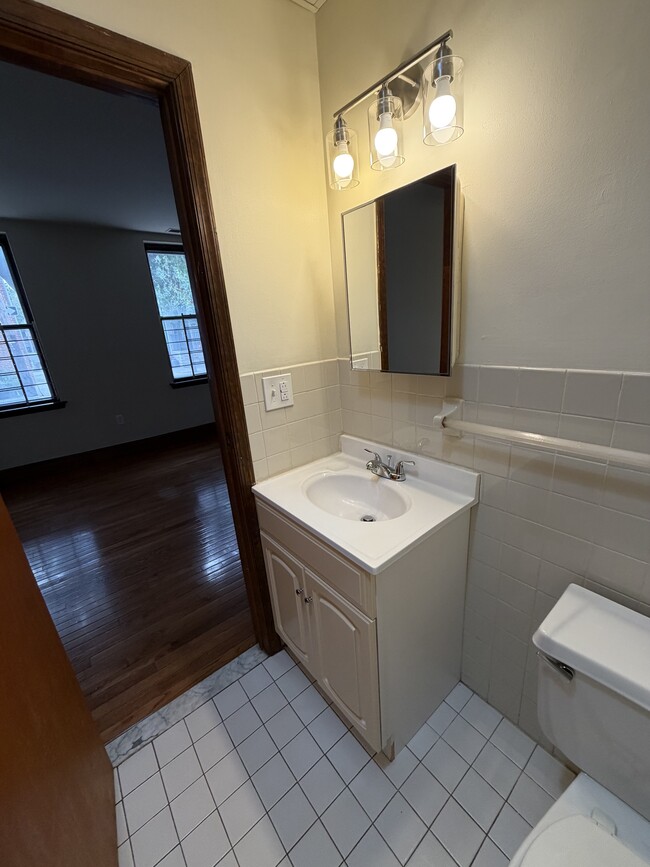 full bathroom - 507 Catharine St