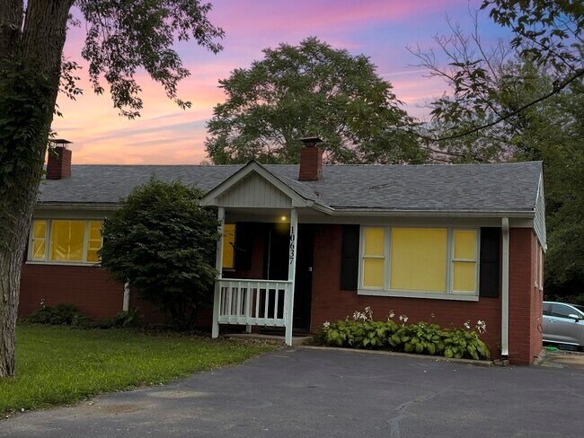 Foto del edificio - 10639 Broadway Street, Unit 10637
