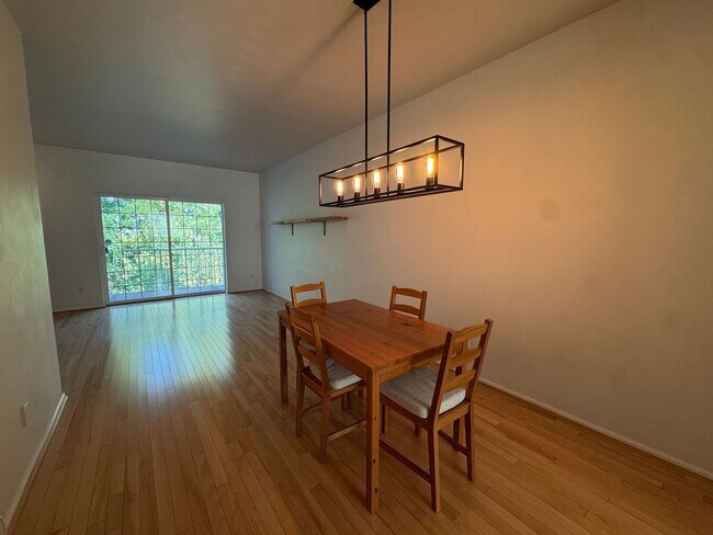 Building Photo - 7020 Holly Park Dr S