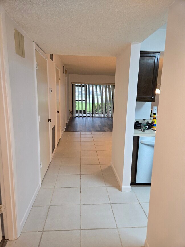 Entrance Hallway - 5196 Lake Village Dr