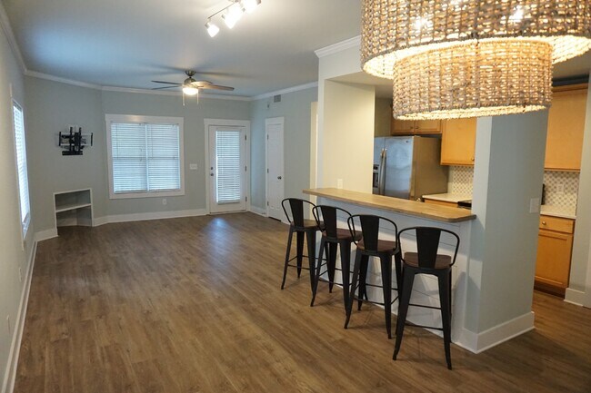 Foto del edificio - 2BR/2BA Condo in Trolley Path - $1,650/month Pet Friendly*