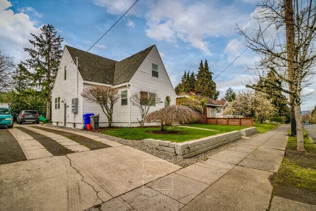 Foto del edificio - 4 Bed 2 Bath in Rose City Park!
