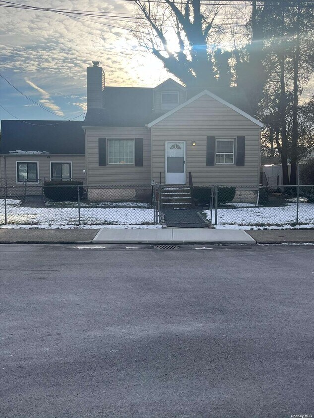 4 Rowland Ave, Blue Point, NY 11715 House Rental in Blue Point, NY