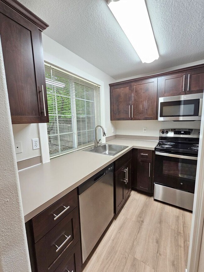 Foto del edificio - Large Updated 2 Bed, 1.5 Bath Townhouse w/ Washer & Dryer + Off-street Parking