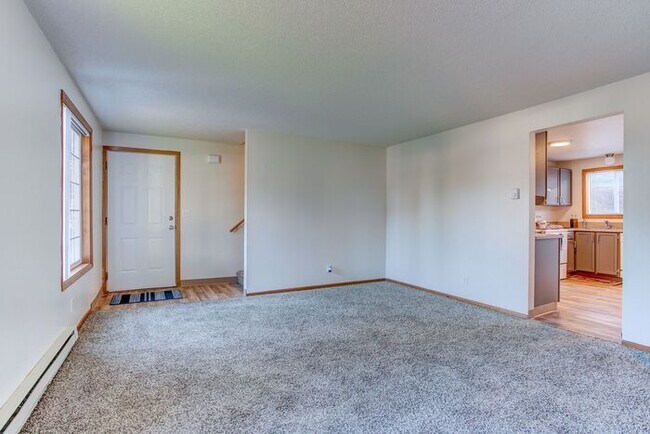 Foto del edificio - Spacious 3 bedroom 1.5 bath townhome Hillsboro!