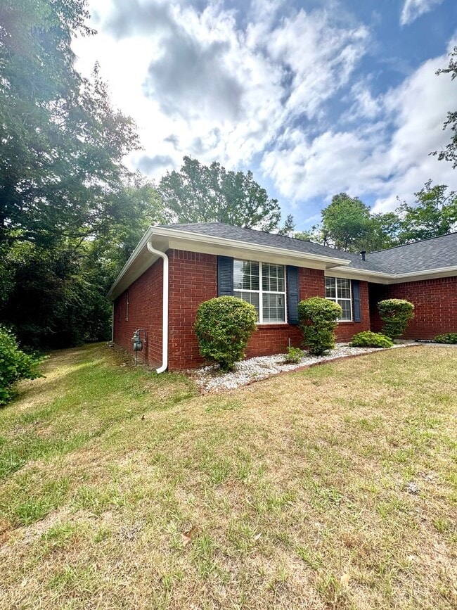Building Photo - Your Private Retreat 3 Bedroom 2 Bath RentalAwaits!