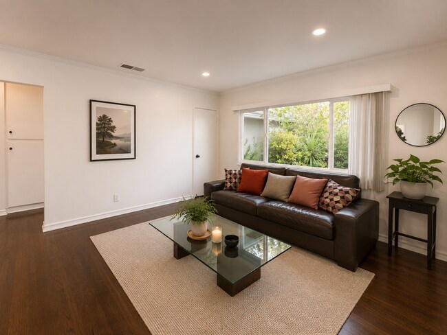 Foto del edificio - Beautiful Home with Solar, Central A/C, Private Yard & Garage