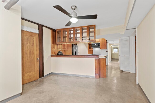 Sala de estar con vista a la cocina - 2749 N Hampden Ct